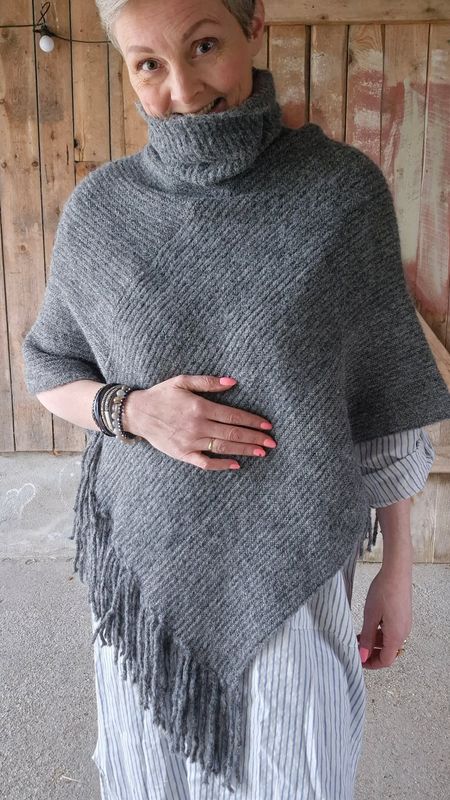 MORILD Fringe Poncho Grå