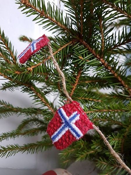 Hovedbilde STRIKKEDE Norske Flagg 